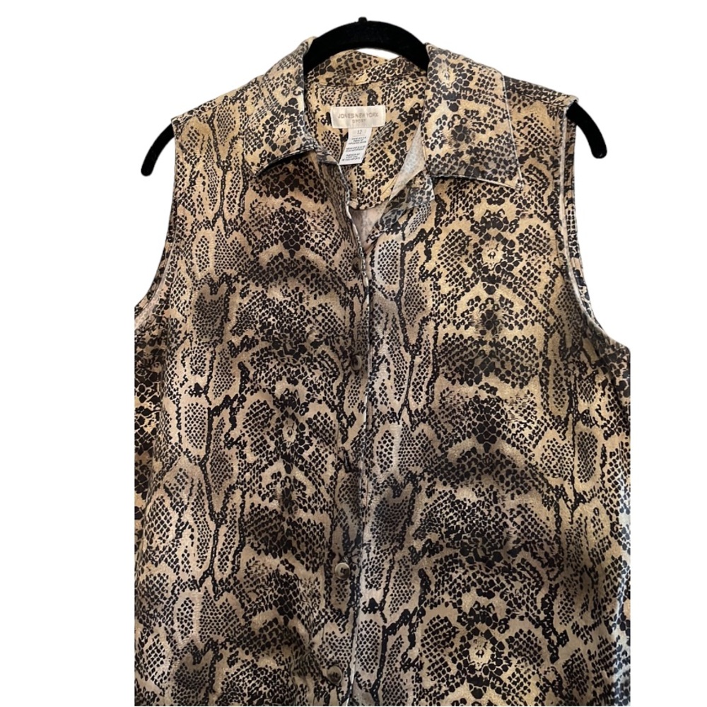 Jones New York size large button down brown reptile print fits 10-12